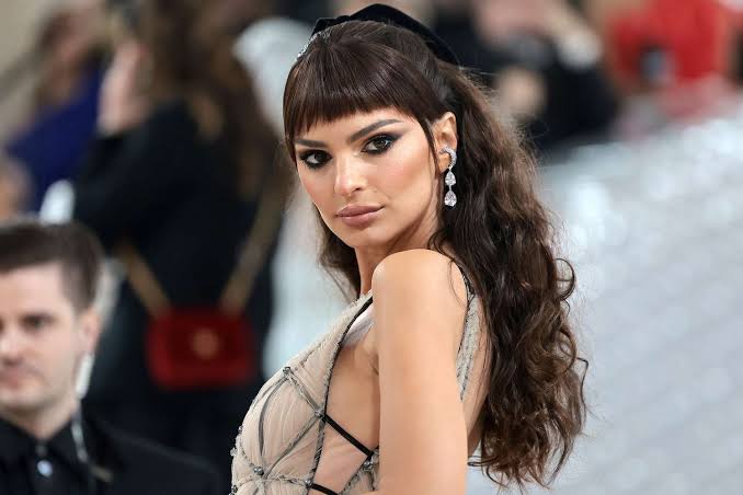 Emily Ratajkowski 24 Wardrobe Malfunction Photos Doing Wet Summer